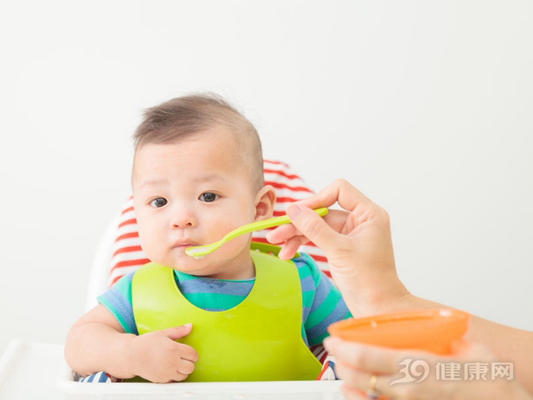 宝宝辅食添加的时机与策略，几个月开始添加辅食？